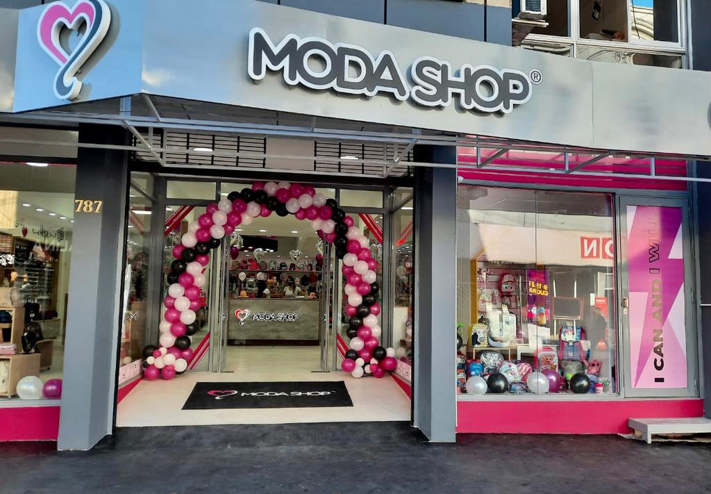 Local ModaShop Concordia - Fachada moderna con decoración de inauguración